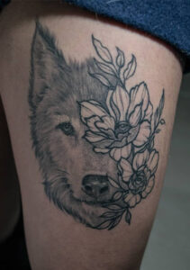 Lobo y flores tattoo