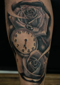 reloj y rosas tattoo