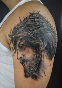 cristo con coronas tattoo