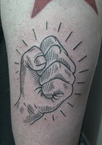 mano blackwork tattoo